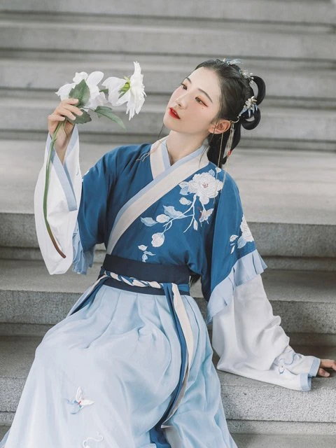 How Beautiful is Blue Hanfu in Traditional Chinese Hanfu