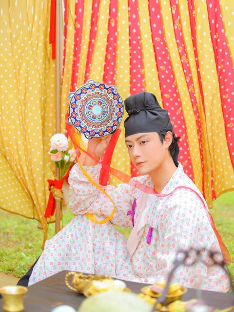 From Hanfu Photographer to Hanfu KOL: What Make Him Better?