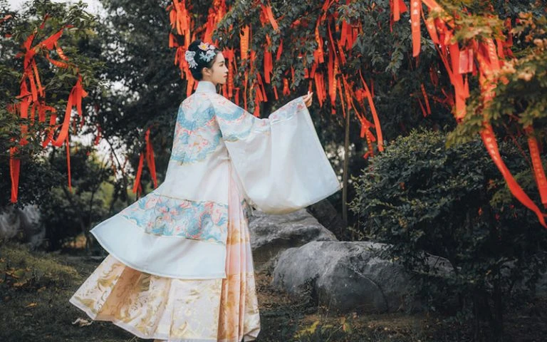 How to Wear Hanfu (9) – Ming Dynasty Ma Mian Skirt