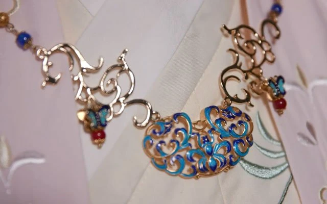 How to Wear Hanfu (7): Ming Dynasty Jiaoling Aoqun