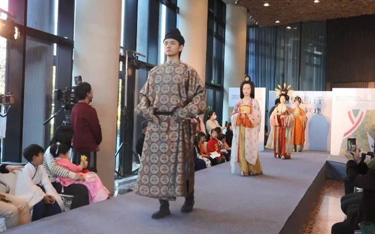 Hanfu Show: "Guan · Guocui - Chinese Traditional Costumes"