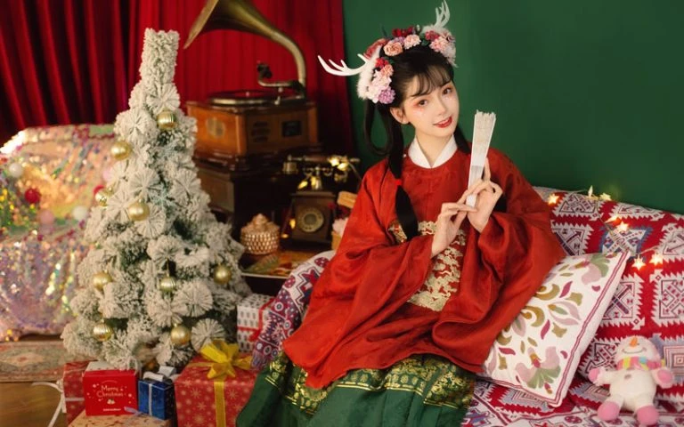 5 Sets of Graceful Hanfu Photos for Christmas