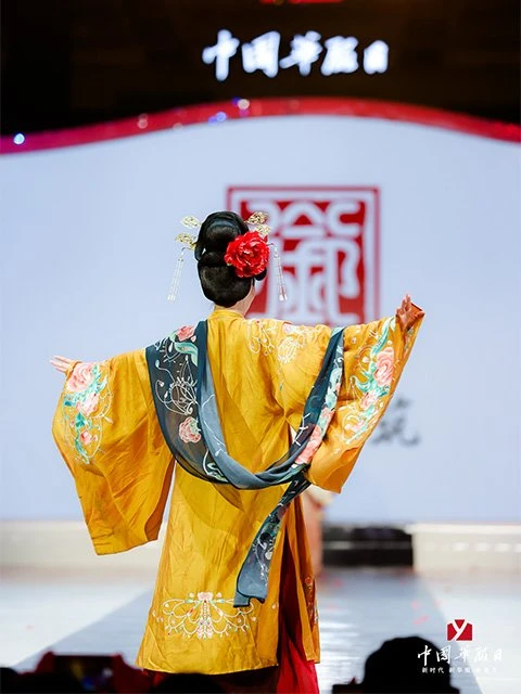 Live photos of Chinese National Costume Day on December 5