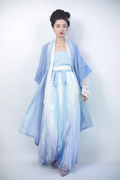 Pick a Gradient Color Hanfu for Your Spring!