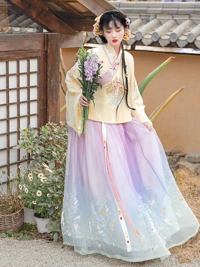 Pick a Gradient Color Hanfu for Your Spring!