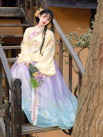 Pick a Gradient Color Hanfu for Your Spring!