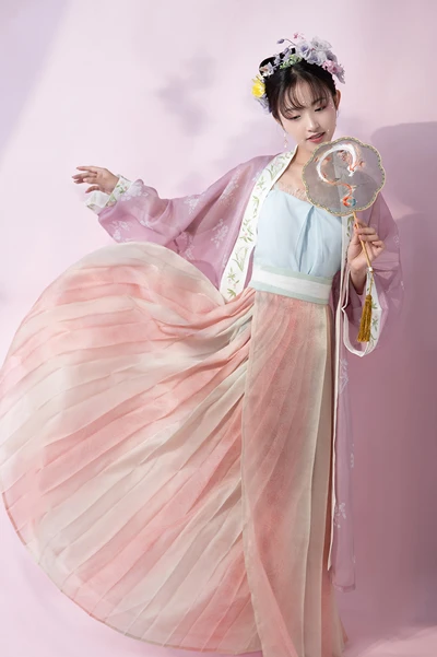 Pick a Gradient Color Hanfu for Your Spring!