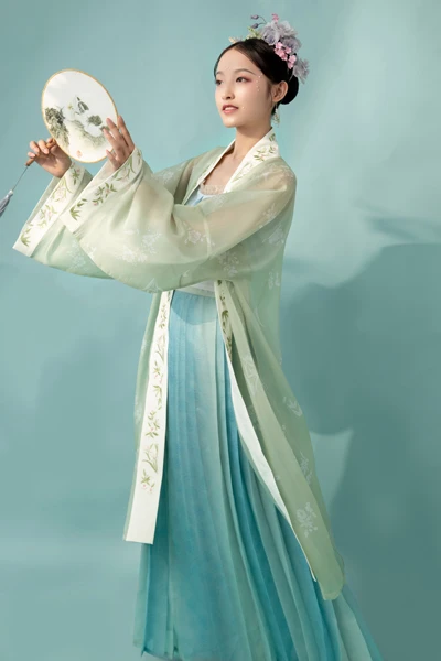 Pick a Gradient Color Hanfu for Your Spring!