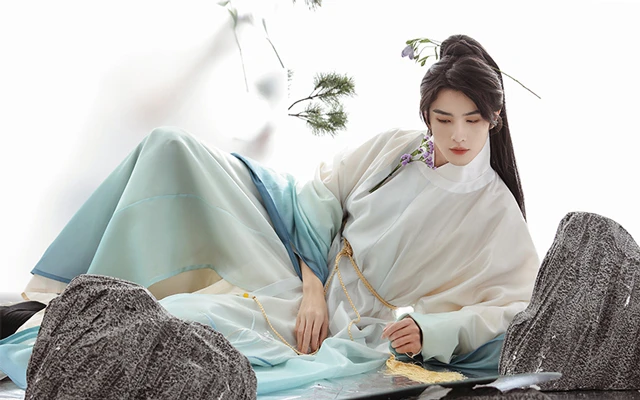 Pick a Gradient Color Hanfu for Your Spring!