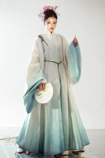Pick a Gradient Color Hanfu for Your Spring!