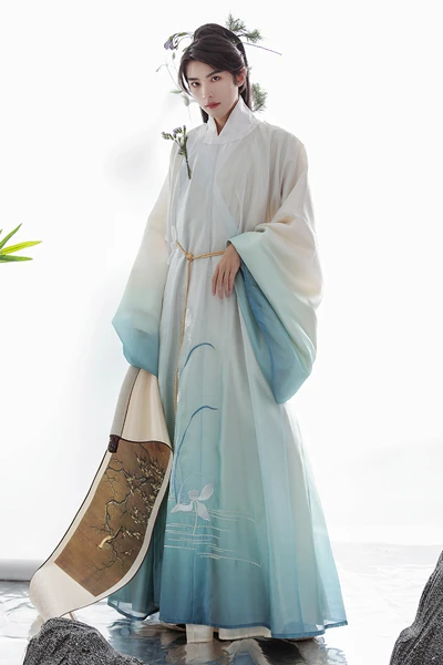 Pick a Gradient Color Hanfu for Your Spring!