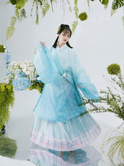 Pick a Gradient Color Hanfu for Your Spring!