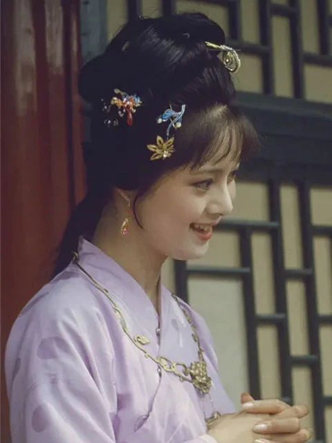 The Hanfu Aesthetics in the Dream of the Red Chamber (1987)