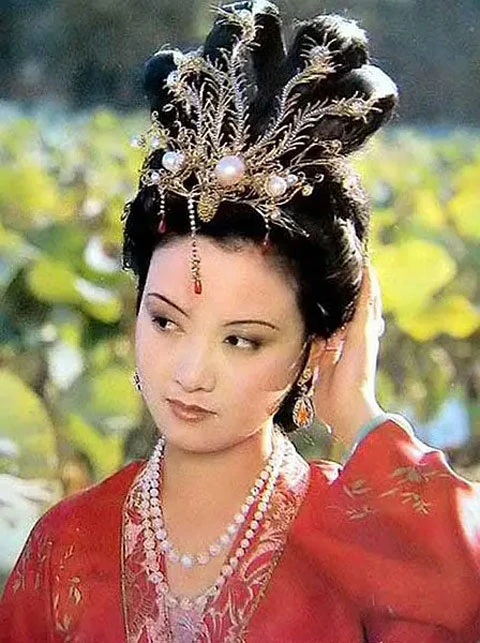 The Hanfu Aesthetics in the Dream of the Red Chamber (1987)