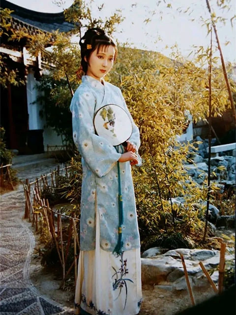 The Hanfu Aesthetics in the Dream of the Red Chamber (1987)