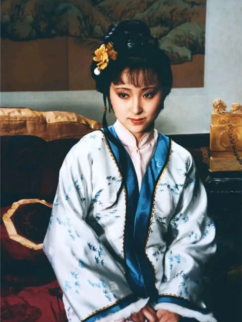 The Hanfu Aesthetics in the Dream of the Red Chamber (1987)