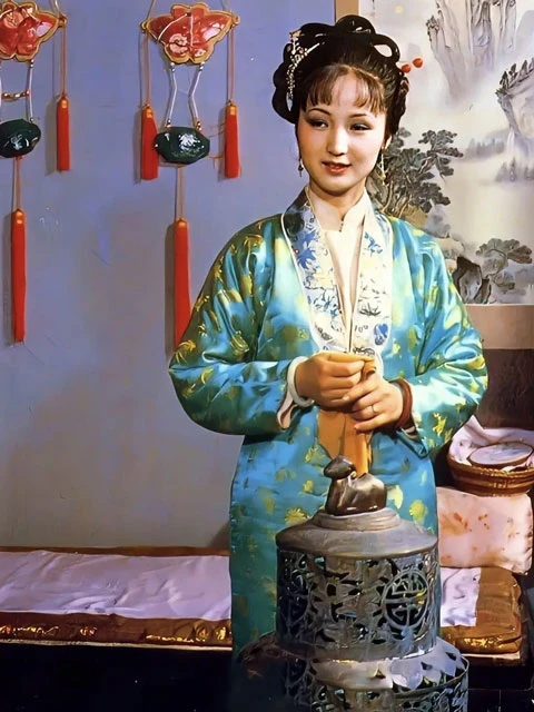 The Hanfu Aesthetics in the Dream of the Red Chamber (1987)