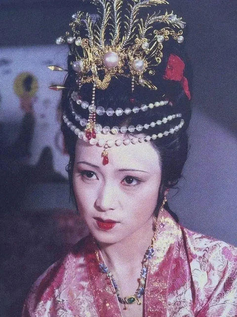 The Hanfu Aesthetics in the Dream of the Red Chamber (1987)