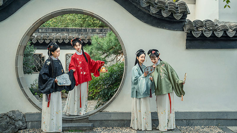 Chinese Long Skirt Fashion Through the Centuries - Hua Niao Qun