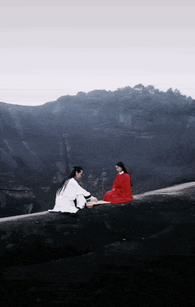 A Man Wearing Hanfu Traveling the World at Large for 6 Year