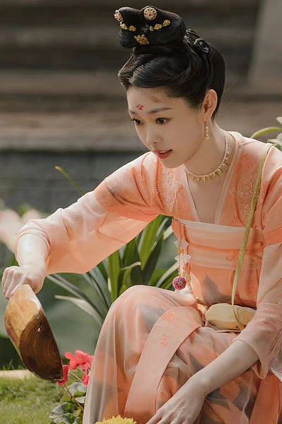 Song Yi Surprised Everyone Again! With Her Stunning Ancient Costume Look