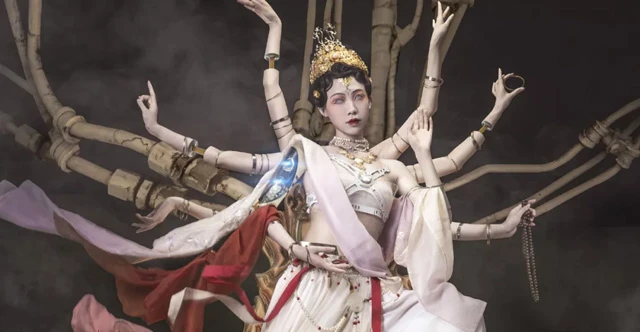 Hanfu in 2077? Post-95 Girl Made Cyberpunk Style Chinese Clothes