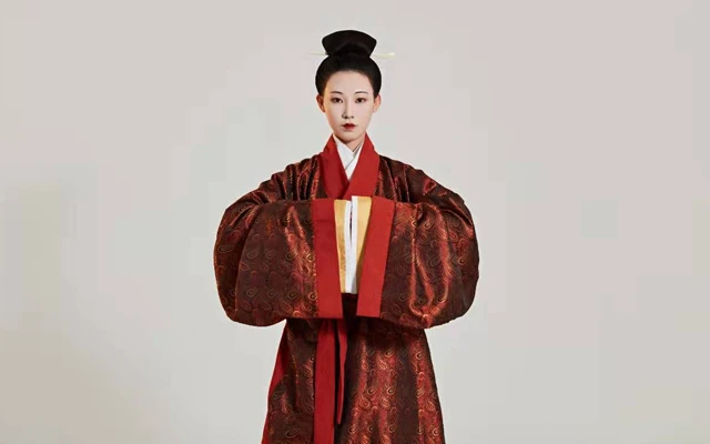 Hanfu in 2077? Post-95 Girl Made Cyberpunk Style Chinese Clothes