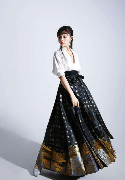 How to Bring Elements of Hanfu into Daily Wear