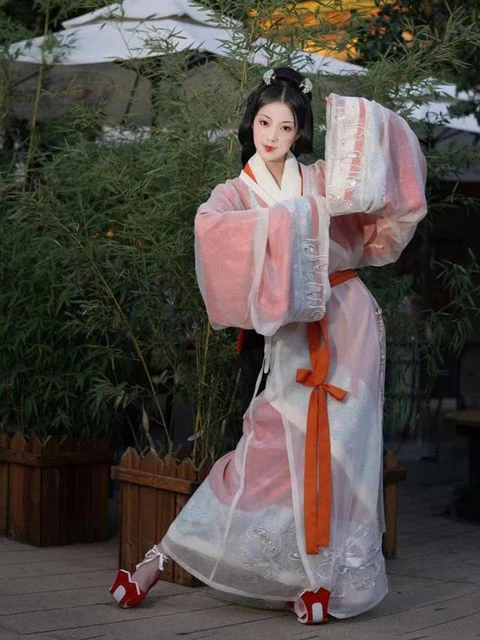 Hanfu Makeup Artists: Find Inspiration for Makeup Creation in History and Culture