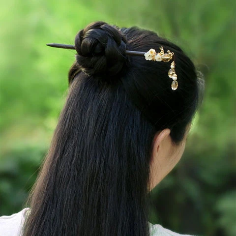 How to Bring Elements of Hanfu into Daily Wear
