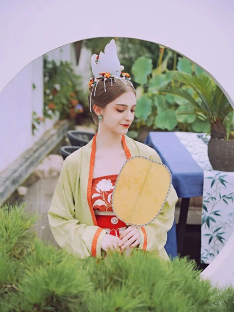 Can Foreigners Wear Hanfu? 3 Non-Chinese Ladies’ Experience Tells You the Answer