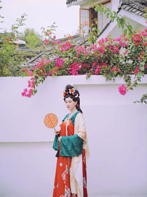 Can Foreigners Wear Hanfu? 3 Non-Chinese Ladies’ Experience Tells You the Answer