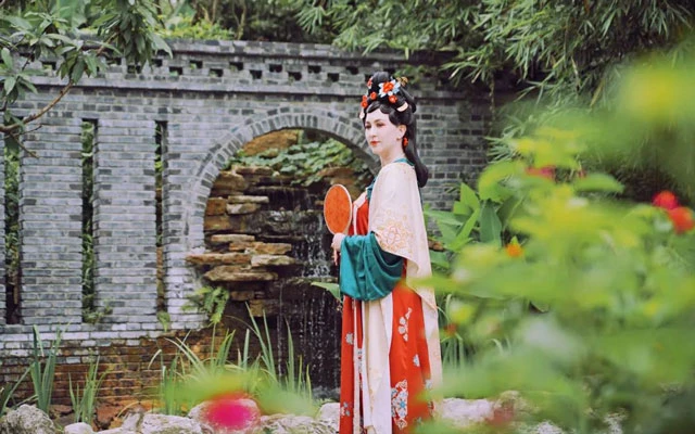 Can Foreigners Wear Hanfu? 3 Non-Chinese Ladies’ Experience Tells You the Answer