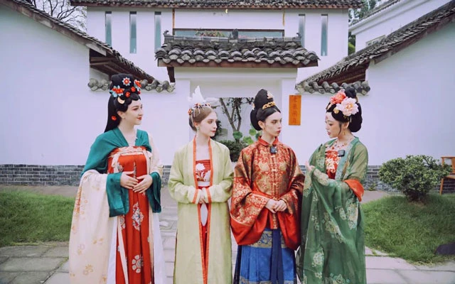 Can Foreigners Wear Hanfu? 3 Non-Chinese Ladies’ Experience Tells You the Answer