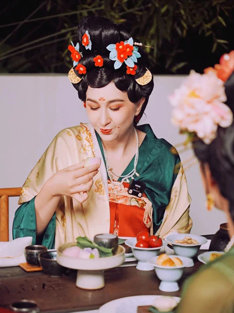 Can Foreigners Wear Hanfu? 3 Non-Chinese Ladies’ Experience Tells You the Answer