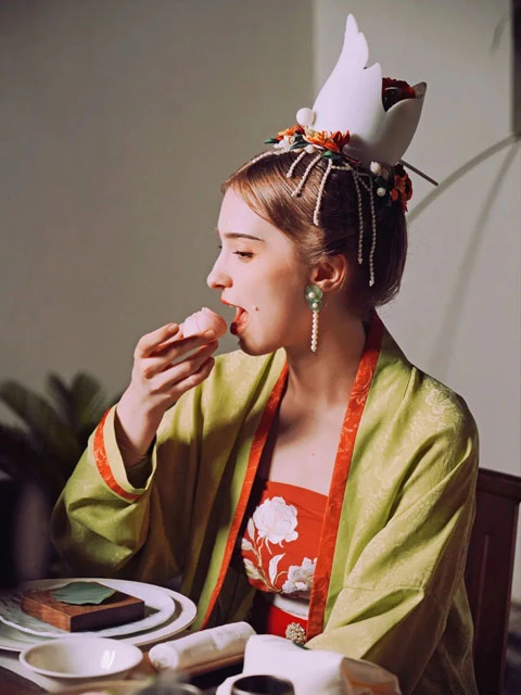 Can Foreigners Wear Hanfu? 3 Non-Chinese Ladies’ Experience Tells You the Answer