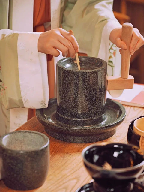 Can Foreigners Wear Hanfu? 3 Non-Chinese Ladies’ Experience Tells You the Answer