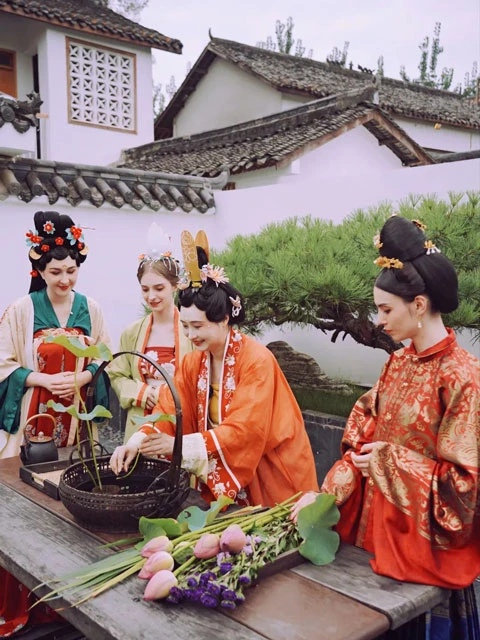 Can Foreigners Wear Hanfu? 3 Non-Chinese Ladies’ Experience Tells You the Answer