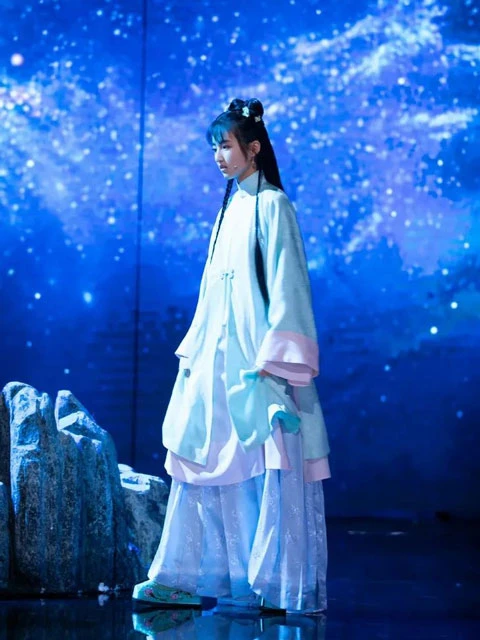 New Trend of Celebrities’ Traditional Costume Styling