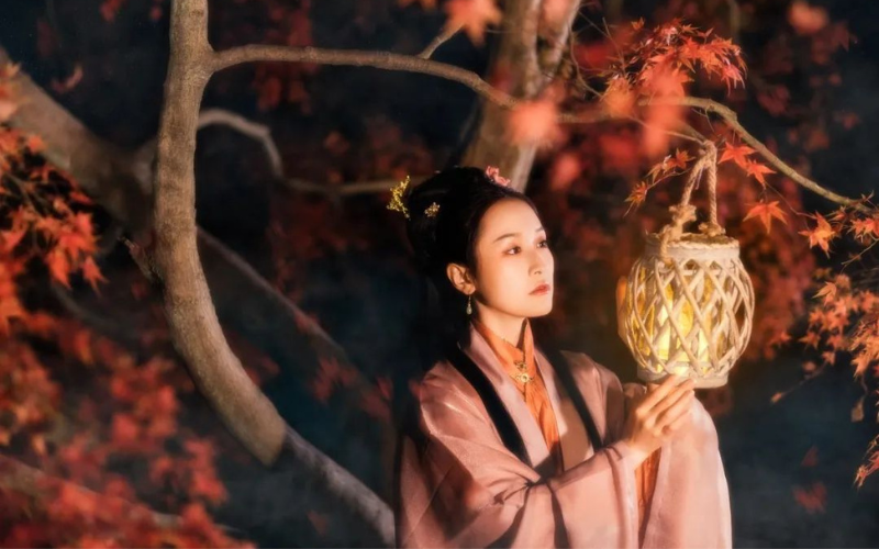 Hanfu Photography: Maple Forest Night Scene