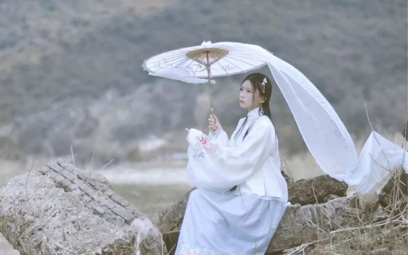 Hanfu Photography: A Solo Tour in Late Autumn