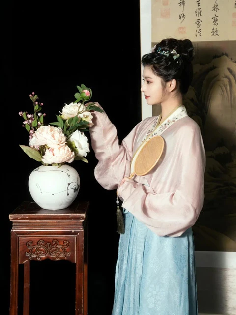 The Mews - Unmissable Hanfu Variety Show that You Should Stream Right Now