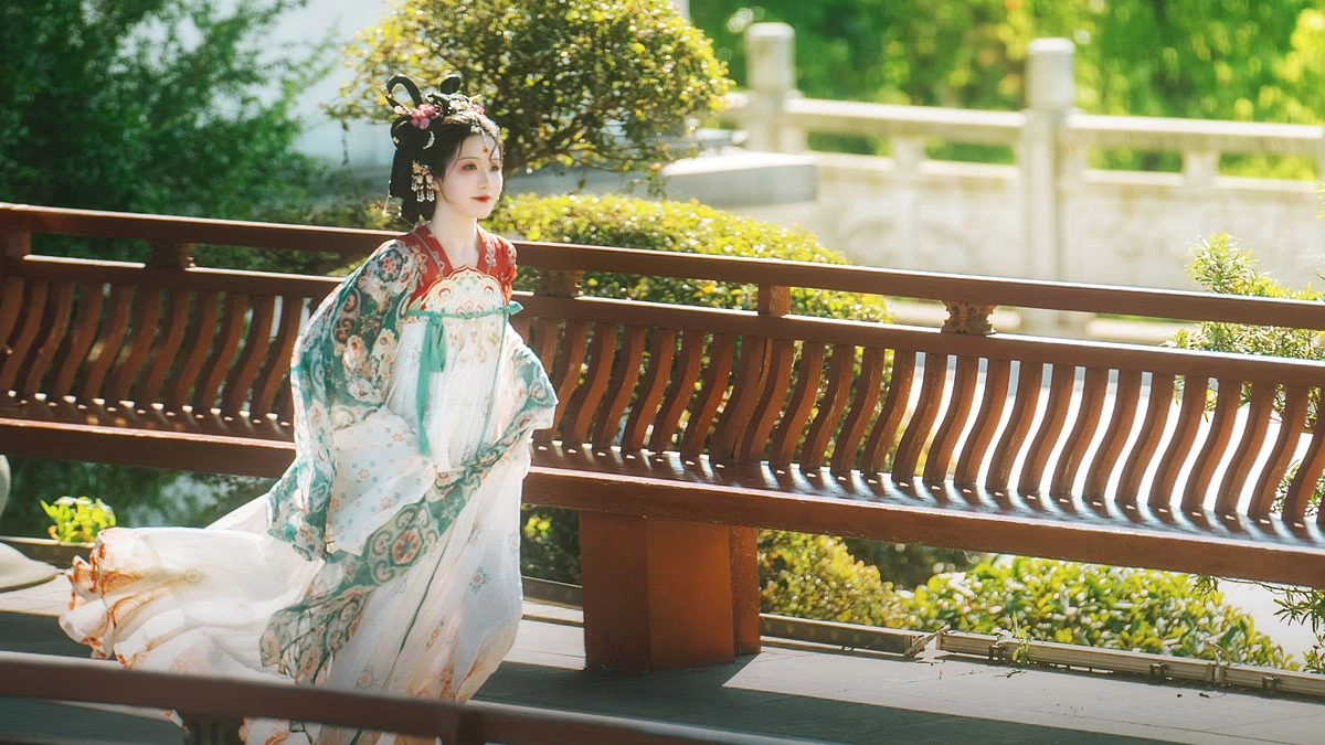 Recreating Historical Hanfu Makeup - Bloger Xiao Zhuang