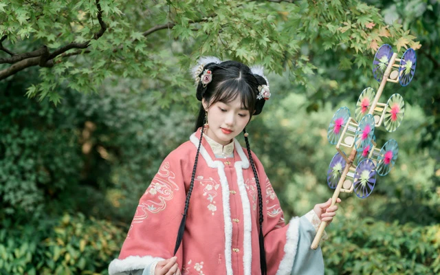 New Gestures of Hanfu Dissemination