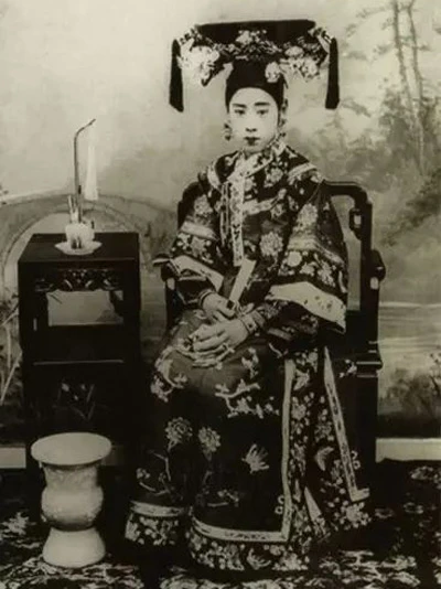 The Art of Cheongsam Collar: An Exploration of the Different Styles and Their Feature