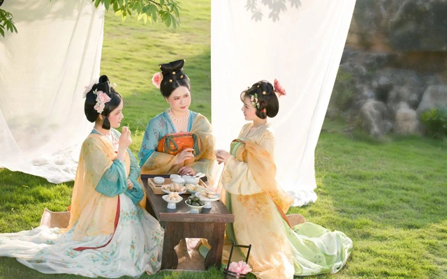 Discovering Ancient China's Spring Excursion: Traditions and Customs