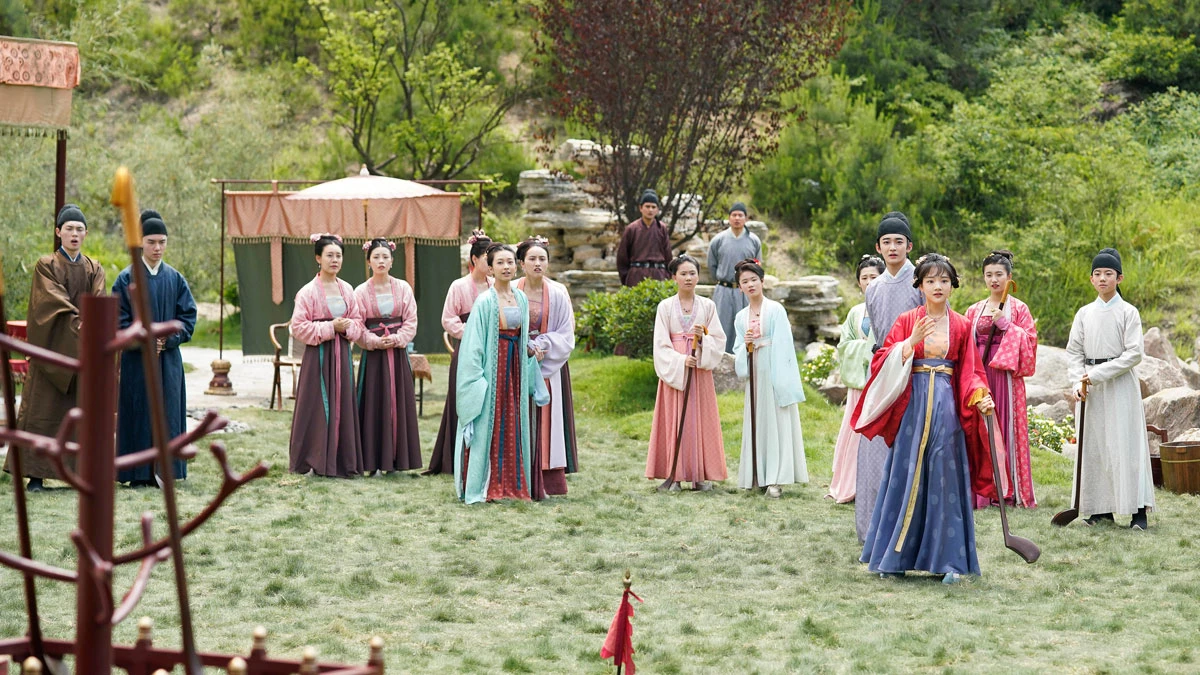 Exploring the Allegory of Chinese Color Theory in Traditional Dress