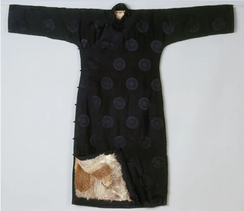 Exploring the Allegory of Chinese Color Theory in Traditional Dress
