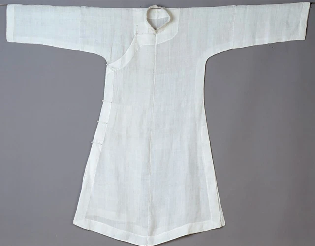 Exploring the Allegory of Chinese Color Theory in Traditional Dress