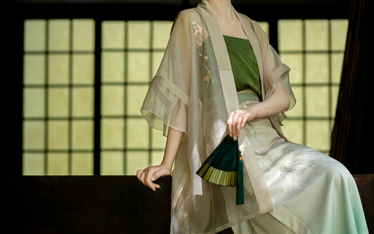 Hanfu Fashionization and Unique Tailoring System: Traditional Craftsmanship Meets Modernist